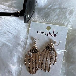 👀😱 Rhinestone Skeleton Hands Iconic Earrings!